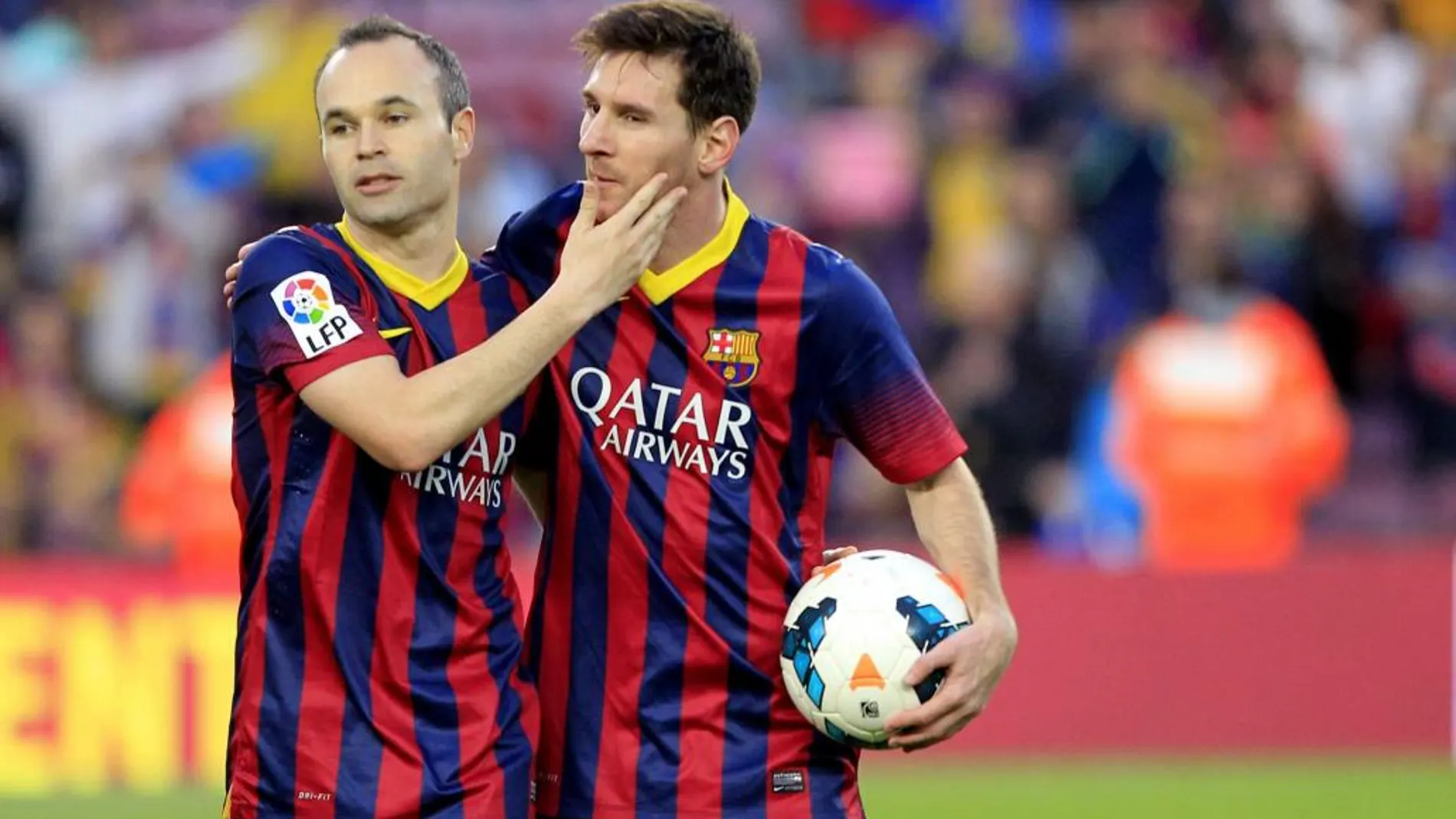 Andrés Iniesta y su compañero, el delantero argentino del FC Barcelona Lionel Messi.