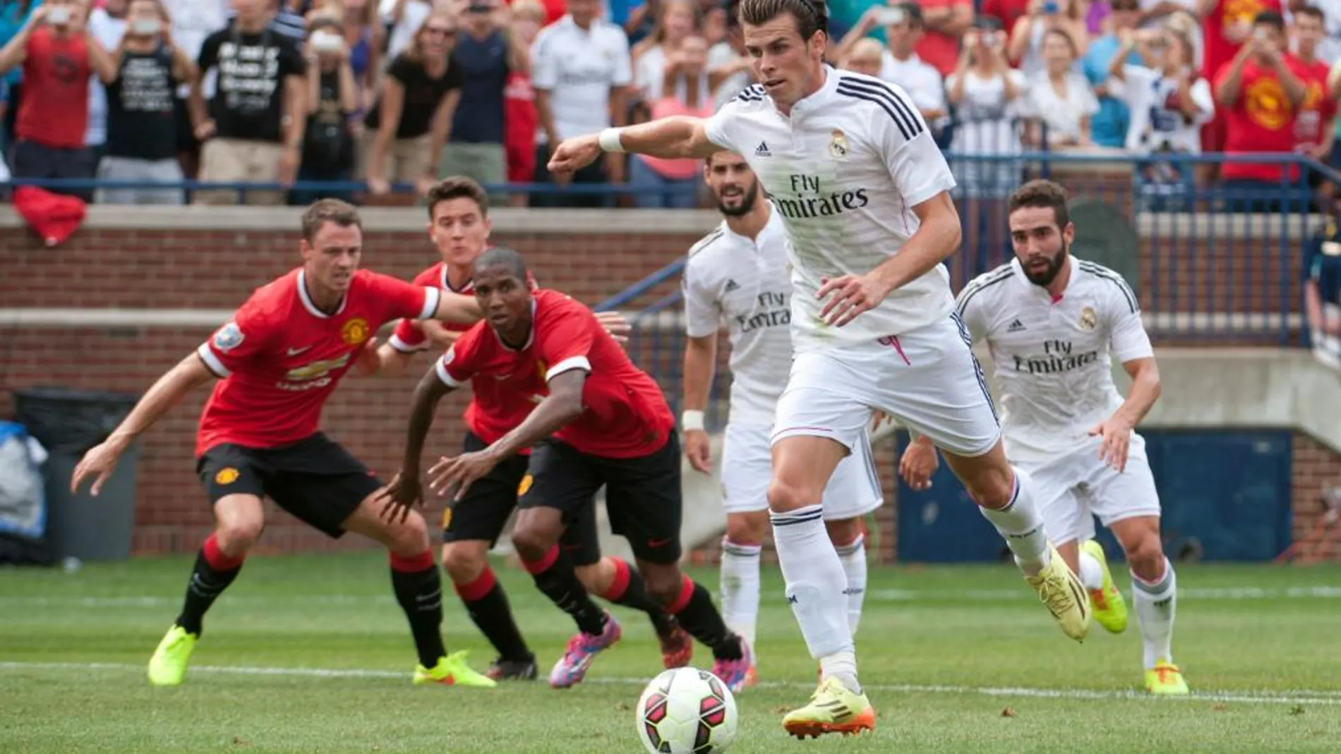 Bale se dispone a lanzar el penalti con el que consiguió el único tanto del Real Madr¡d en el encuentro
