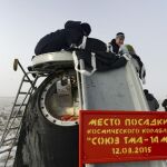 La cápsula del Soyuz, poco después de su llegada a la Tierra, en Kazajistán