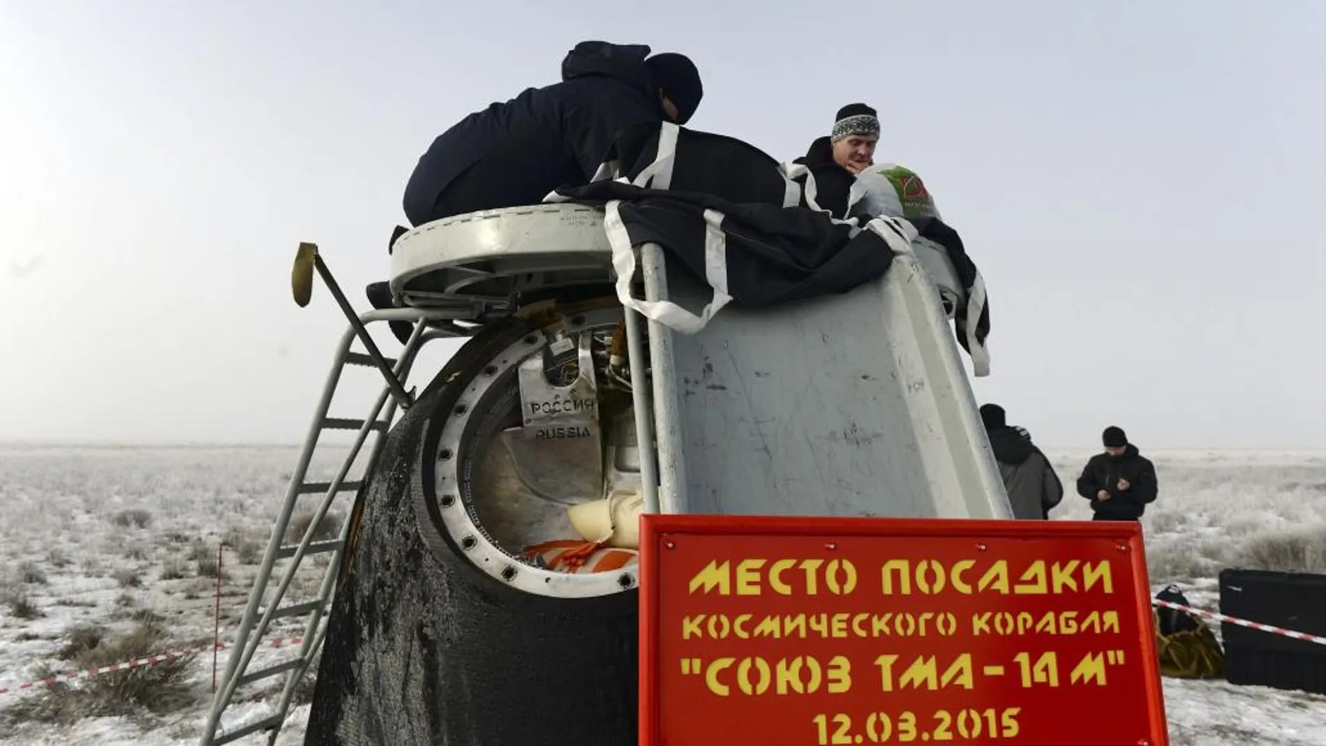 La cápsula del Soyuz, poco después de su llegada a la Tierra, en Kazajistán
