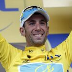 El italiano Vincenzo Nibali celebra su victoria en la etapa del Tour de Francia.