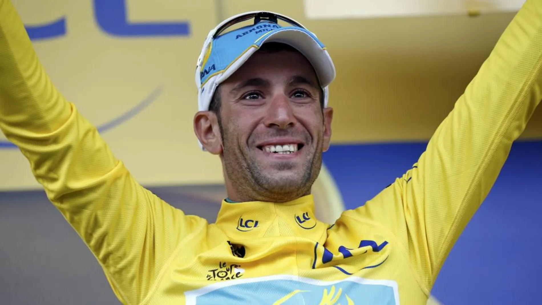 El italiano Vincenzo Nibali celebra su victoria en la etapa del Tour de Francia.