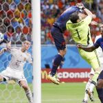 El momento de la falta a Casillas que no pita el árbitro y tercer gol de los holandeses