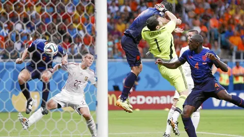 El momento de la falta a Casillas que no pita el árbitro y tercer gol de los holandeses