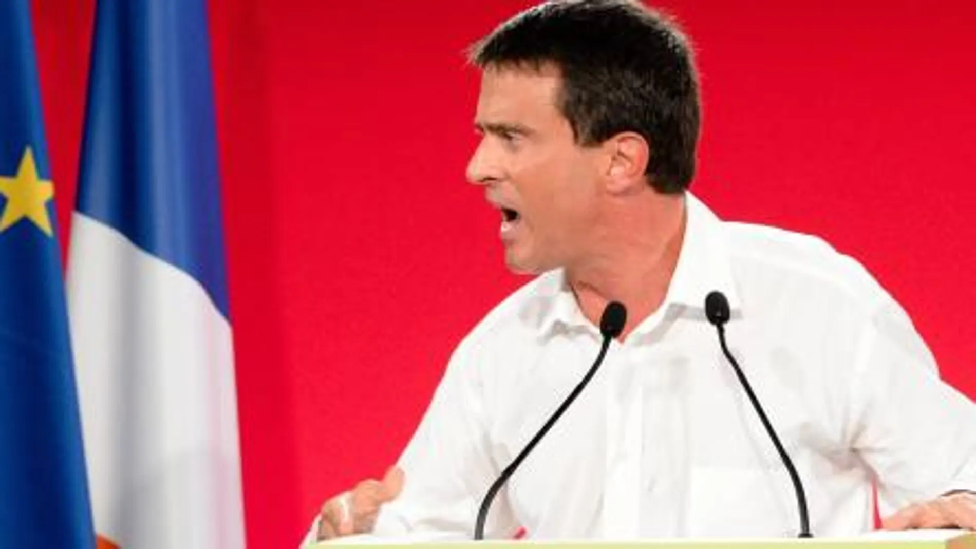 Manuel Valls se dirige a los seguidores de su partido en un acto en la Universidad de Verano del PSF en La Rochelle.