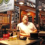 Leopoldo Roncero, en la barra de Pinkleton&Wine del Mercado de San Miguel