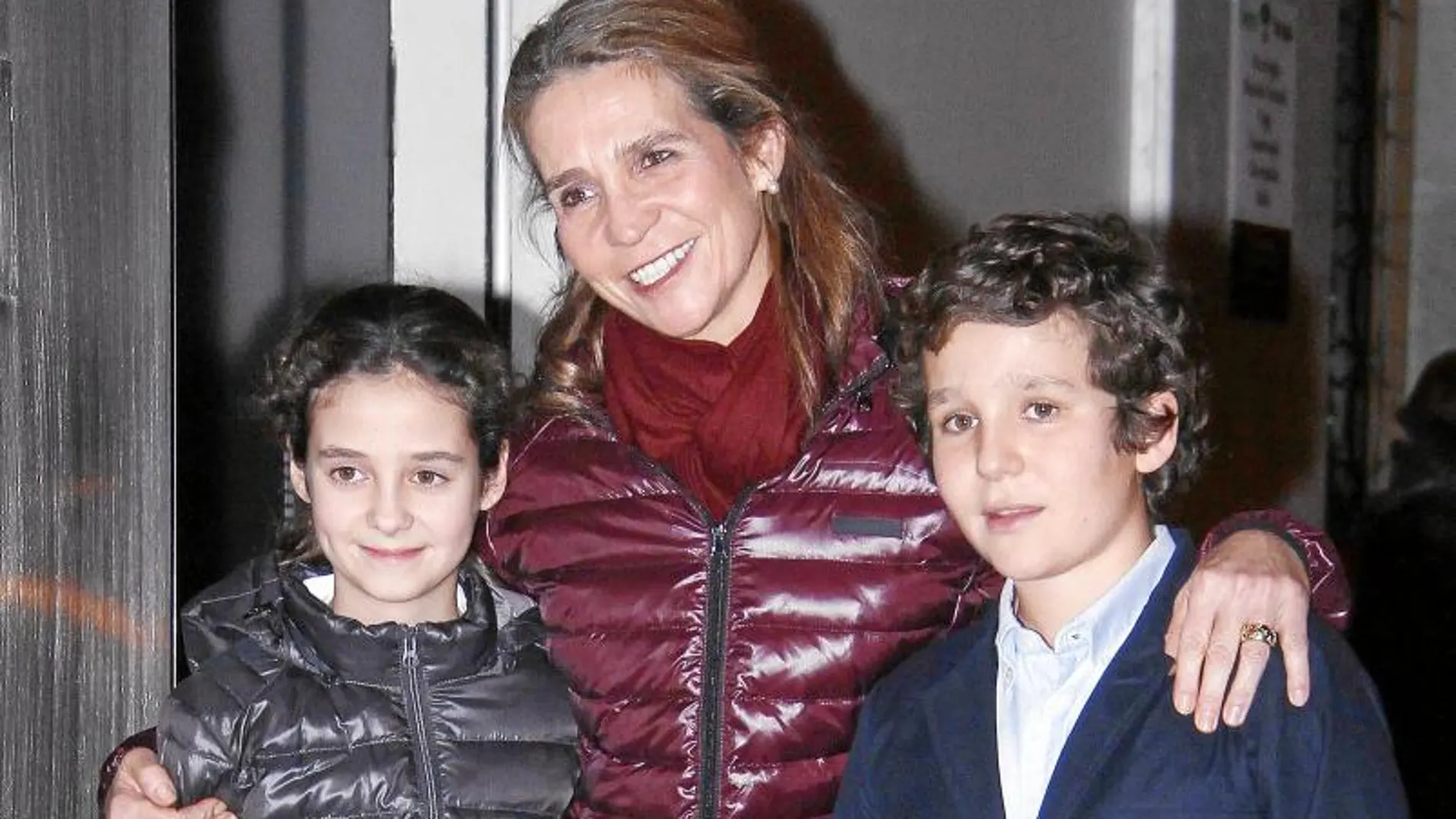 La Infanta Elena, el jueves, tras su cena de cumpleaños, en compañía de sus dos hijos