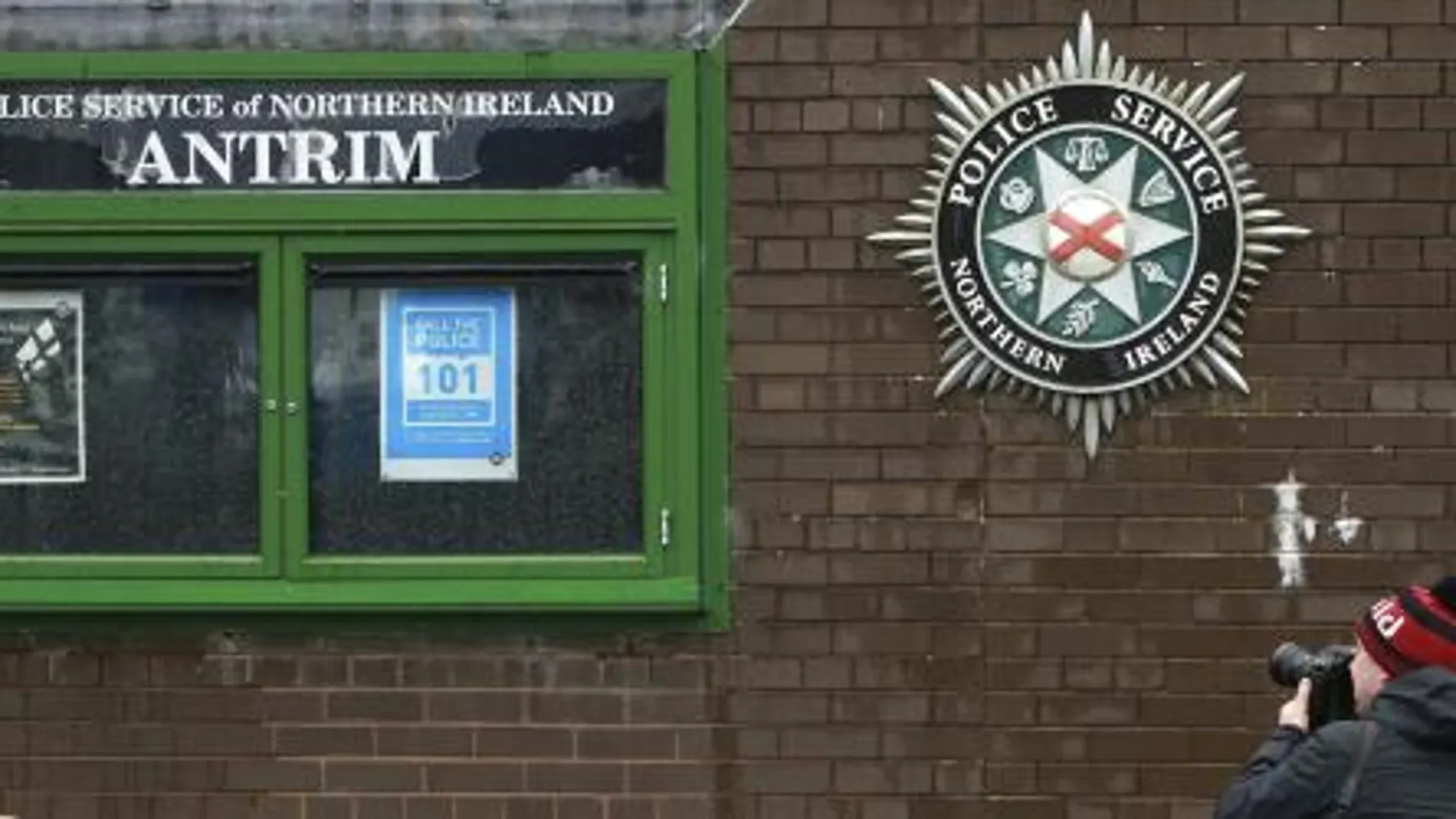 Un fotógrafo toma imágenes de la comisaría de la Policía de Irlanda del Norte en Antrim (Reino Unido), donde permanece detenido Gerry Adams.