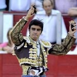 Miguel Ángel Perera saluda tras cortar dos orejas en Albacete