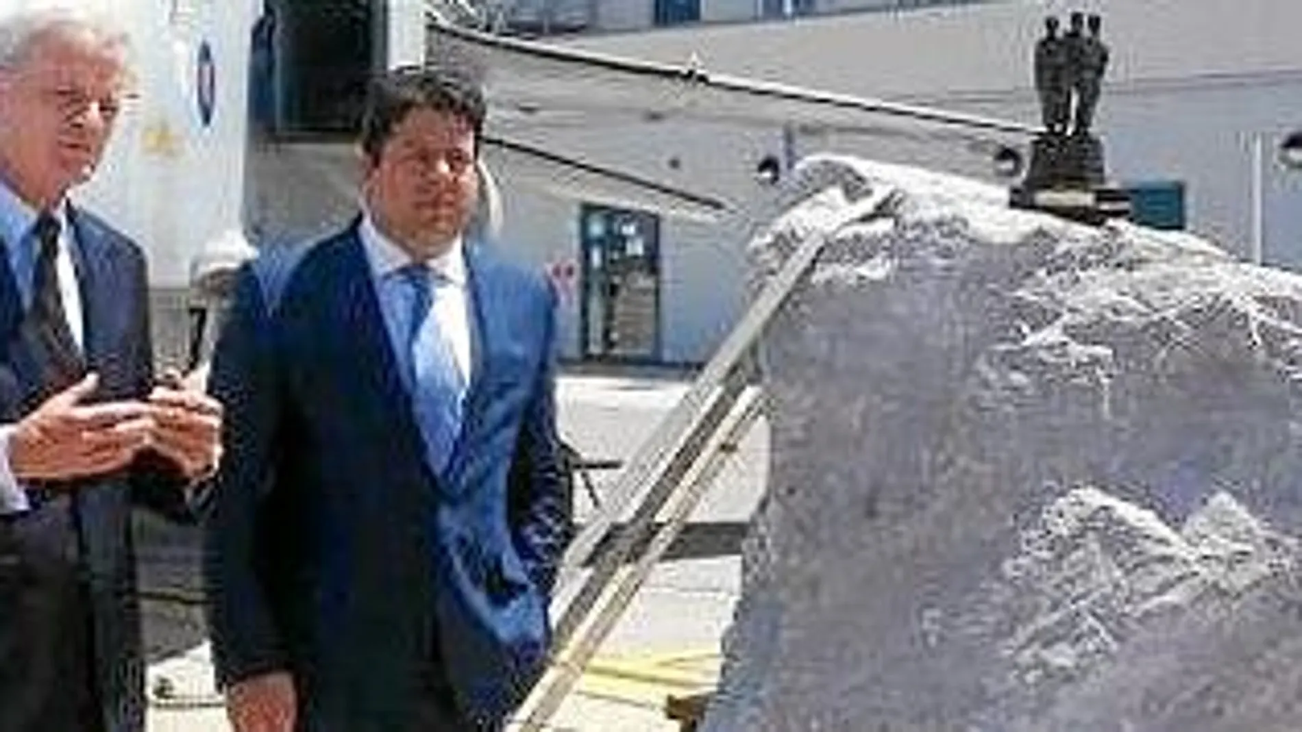 Fabian Picardo, ministro principal de Gibraltar, y James Dutton, gobernador de la colonia, posan junto a un pedazo de roca del Peñón