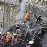 Los servicios de rescate buscan supervivientes entre los restos del edificio