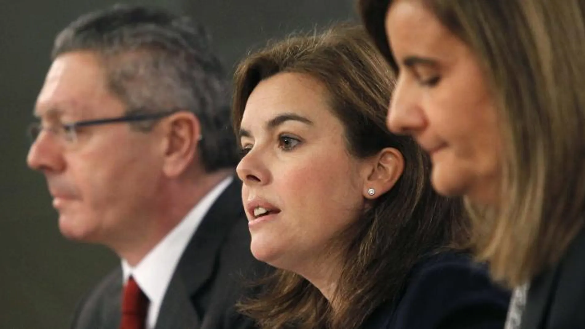 La vicepresidenta del Gobierno, Soraya Sáenz de Santamaría, junto a la ministra de Empleo, Fátima Báñez, y el ministro de Justicia, Alberto Ruiz-Gallardón