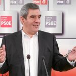 El secretario regional de los socialistas, Julio Villarrubia, durante la rueda de prensa