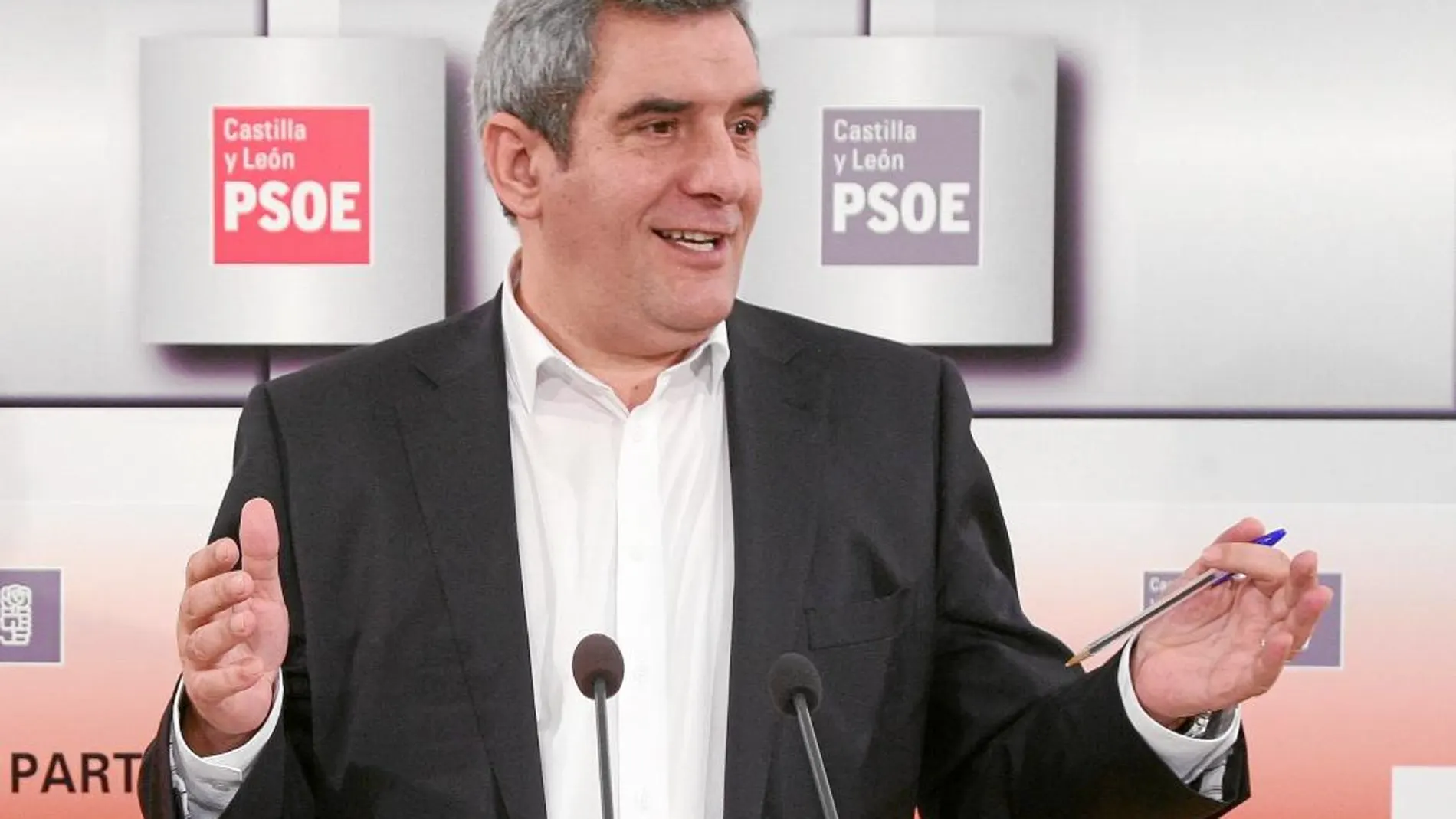 El secretario regional de los socialistas, Julio Villarrubia, durante la rueda de prensa