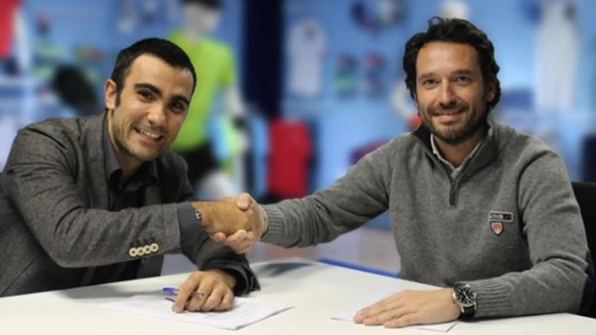 Pablo Lima al firmar su nuevo contrato.