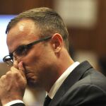 El atleta paralímpico Óscar Pistorius llora hoy en el banquillo de los acusados durante su juicio por asesinato