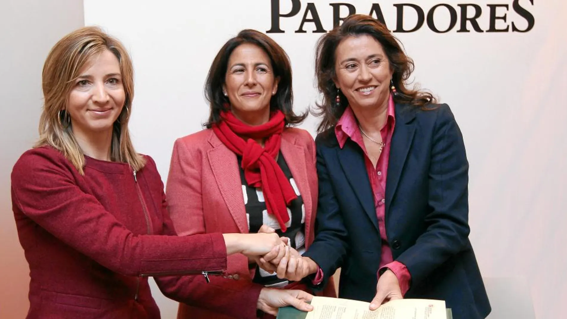 Alicia García suscribe el convenio de colaboración con la presidenta de Paradores, Ángeles Alarcó.