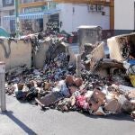 Cerca del Parlamento de Andalucía aparecieron cubos de basura quemados