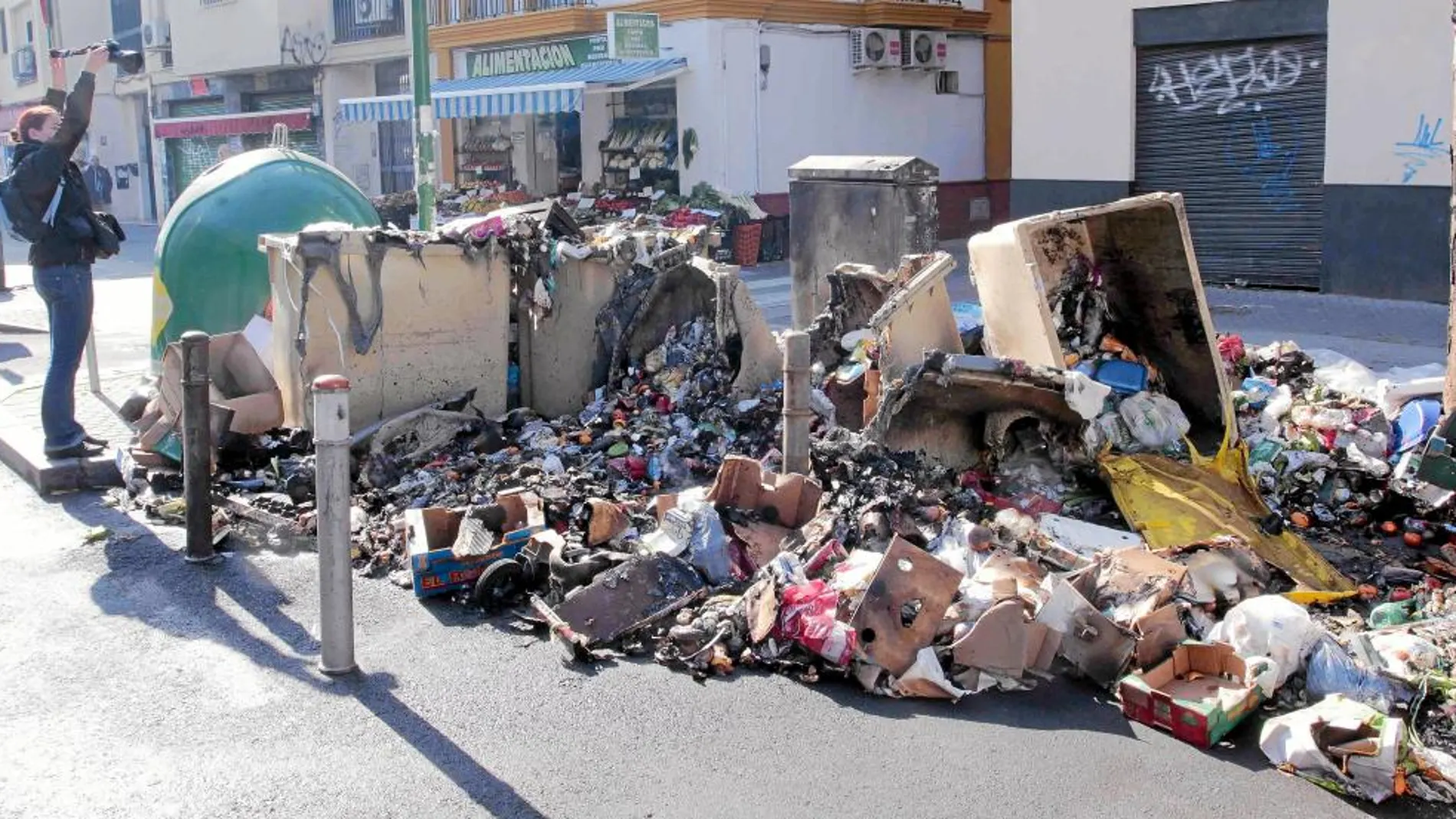 Cerca del Parlamento de Andalucía aparecieron cubos de basura quemados