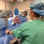 El equipo médico no pudo evitar hacer fotografías del momento.