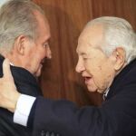 Don Juan Carlos durante el encuentro que ha mantenido hoy en un hotel lisboeta con el expresidente de Portugal Mario Soares.