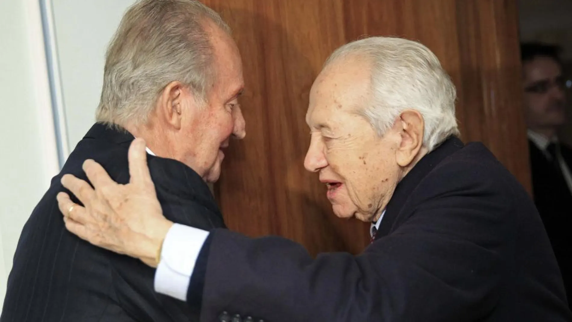 Don Juan Carlos durante el encuentro que ha mantenido hoy en un hotel lisboeta con el expresidente de Portugal Mario Soares.