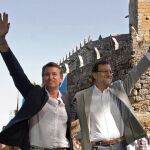Fotografía facilitada por el PP del jefe del Ejecutivo, Mariano Rajoy (d), y el presidente de la Xunta de Galicia, Alberto Núñez Feijóo, saludando durante el tradicional acto de apertura del curso político en en castillo de Soutomaior (Pontevedra)