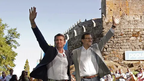 Fotografía facilitada por el PP del jefe del Ejecutivo, Mariano Rajoy (d), y el presidente de la Xunta de Galicia, Alberto Núñez Feijóo, saludando durante el tradicional acto de apertura del curso político en en castillo de Soutomaior (Pontevedra)