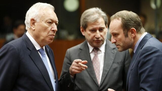 José Manuel García-Margallo conversa con el comisario europeo de Vecindad y Ampliación, Johannes Hahn (c) y el ministro danés de Exteriores Martin Lidegaard