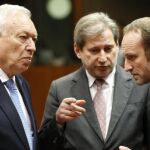 José Manuel García-Margallo conversa con el comisario europeo de Vecindad y Ampliación, Johannes Hahn (c) y el ministro danés de Exteriores Martin Lidegaard
