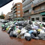 Vista de la basura acumulada en la Avenida de Móstoles, en Alcorcón. Quince días después de huelga