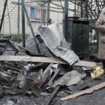 Imagen de archivo de una mujer en las ruinas de una casa en Donetsk