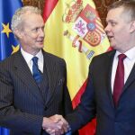 Morenés, que se reunió ayer en Varsovia con su homólogo polaco, Tomasz Siemoniak (izquierda.
