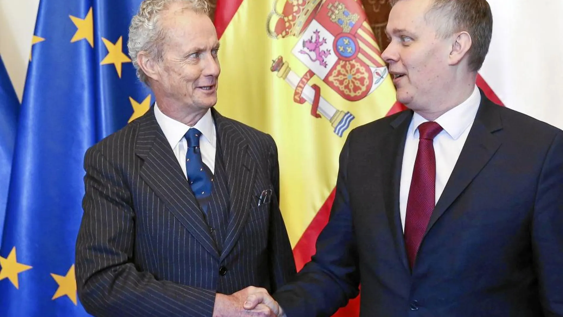 Morenés, que se reunió ayer en Varsovia con su homólogo polaco, Tomasz Siemoniak (izquierda.