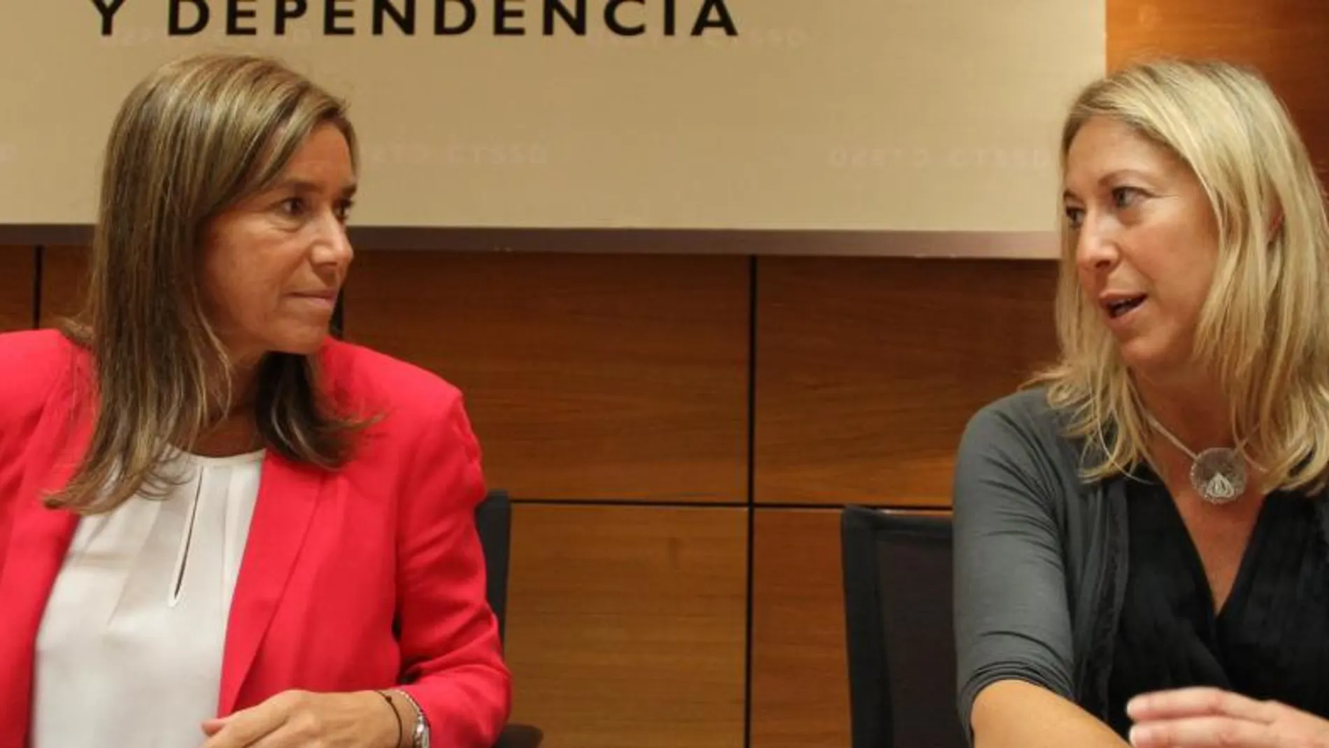 Ana Mato con Neus Munté, la consejera de Bienestar Social y Familia de CAtaluña