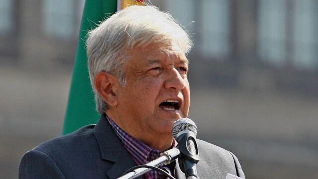 Imagen del domingo 1 de diciembre de 2013, del excandidato presidencial mexicano Andrés Manuel López Obrador durante un mitin con sus seguidores en el Zócalo de Ciudad de México