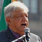 Imagen del domingo 1 de diciembre de 2013, del excandidato presidencial mexicano Andrés Manuel López Obrador durante un mitin con sus seguidores en el Zócalo de Ciudad de México