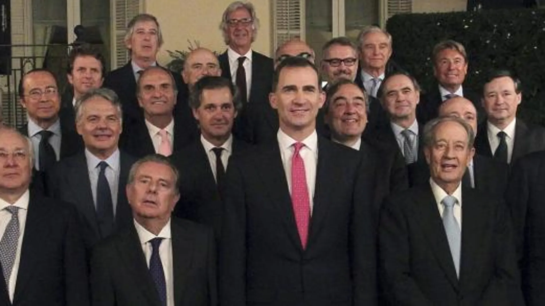 Foto de familia del Príncipe Felipe junto a los empresarios catalanes y madrileños antes de asistir a la cena organizada por el Foro Puente Aéreo.