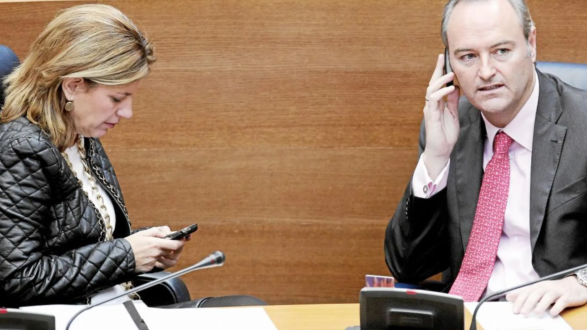 Fabra habla por teléfono mientras Sánchez de León envía un mensaje, en una imagen de archivo