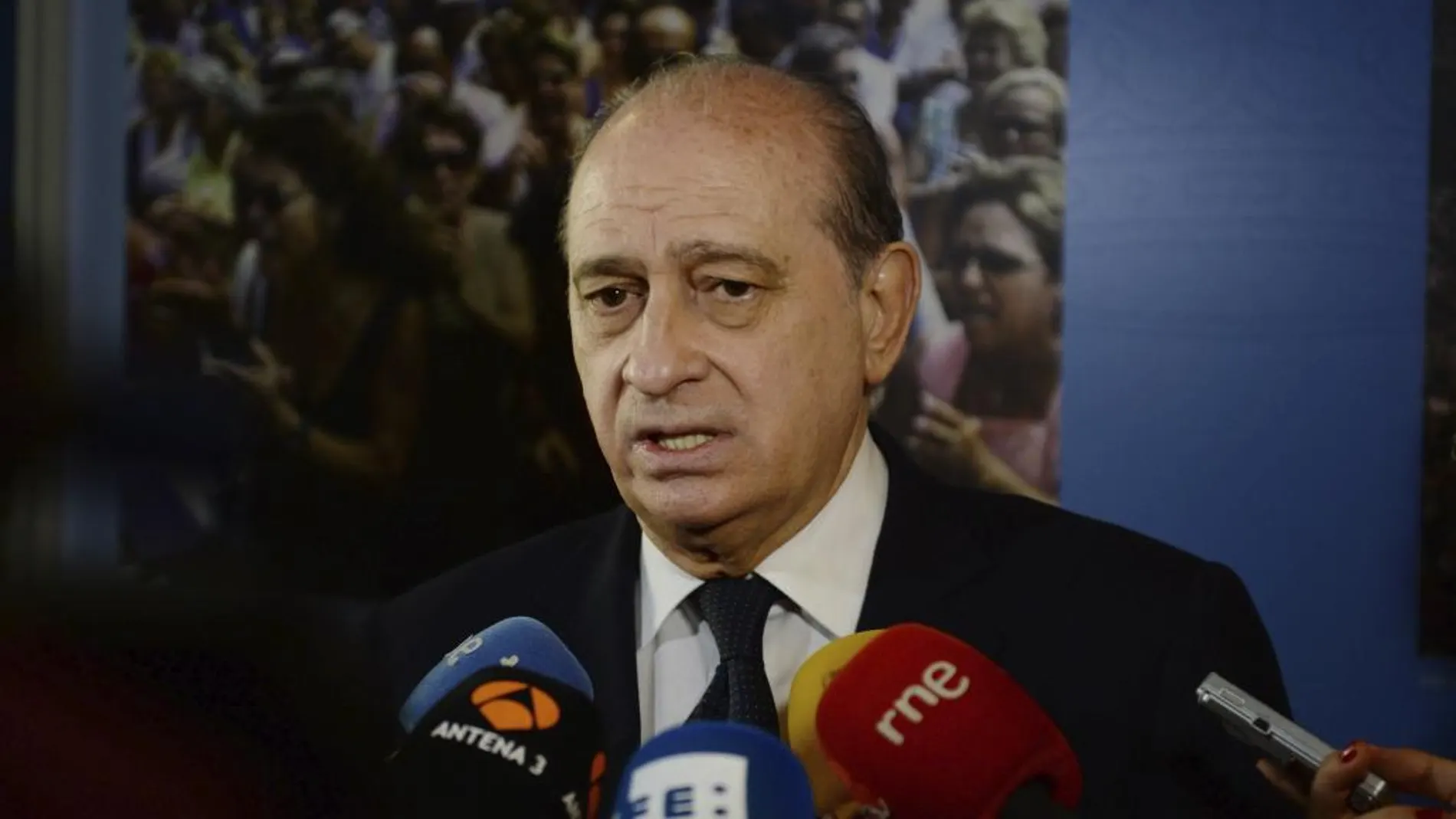 El ministro del Interior, Jorge Fernández Díaz, se dirige a los medios de comunicación en Estrasburgo