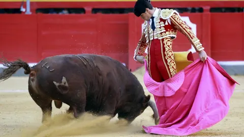 Chicuelina de manos bajas de Daniel Luque, ayer, en Granada