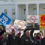 Opositores al oleoducto protestan ante la Casa Blanca