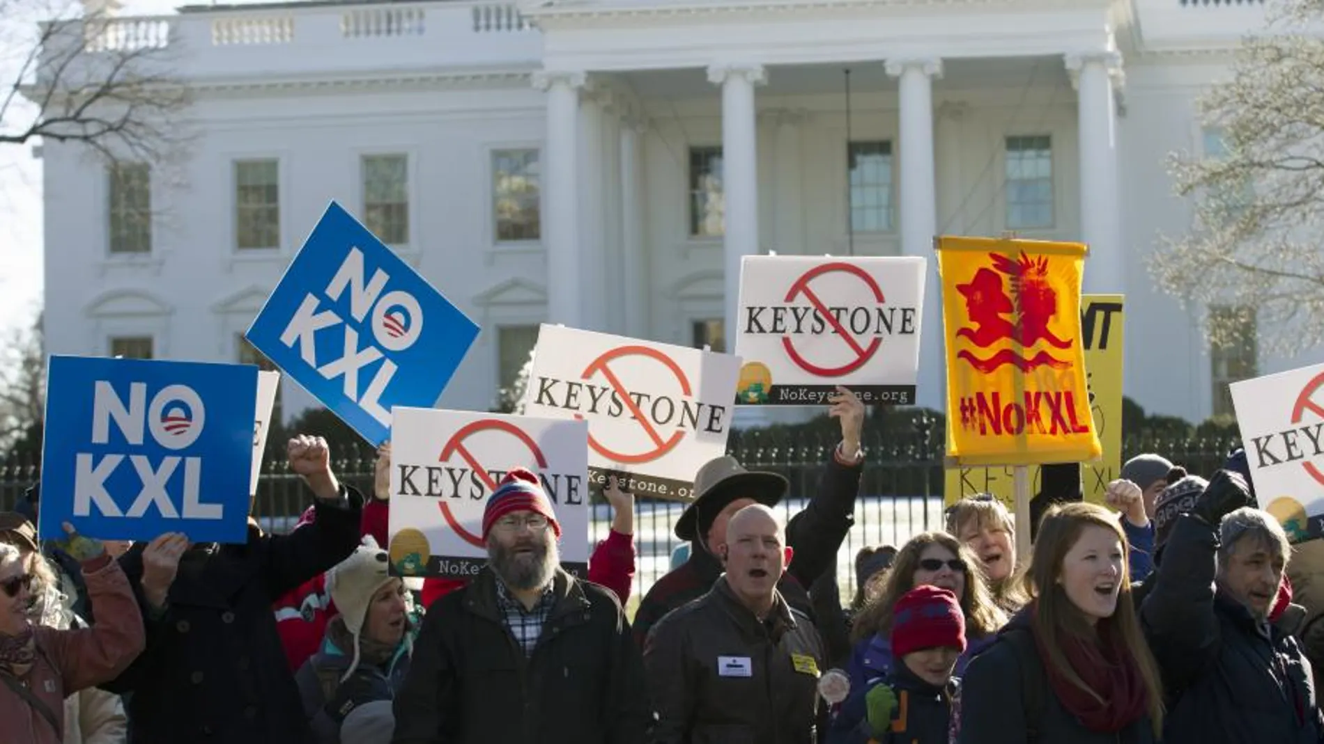 Opositores al oleoducto protestan ante la Casa Blanca
