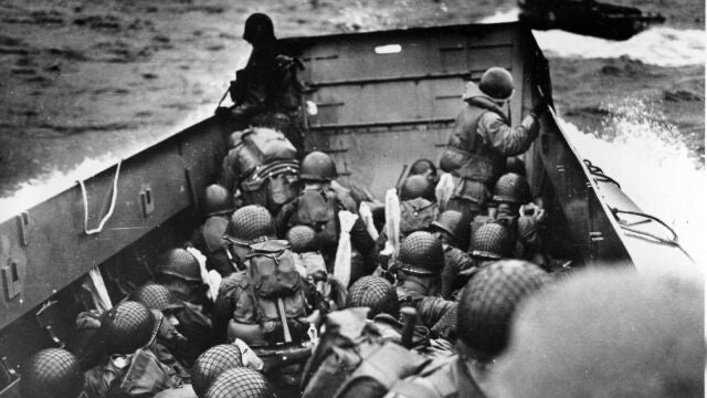 Tropas aliadas en una lancha de desembarco el Día D, aproximándose a la playa de Omaha, Normandía