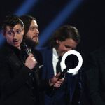 Arctic Monkeys recogiendo uno de los premios