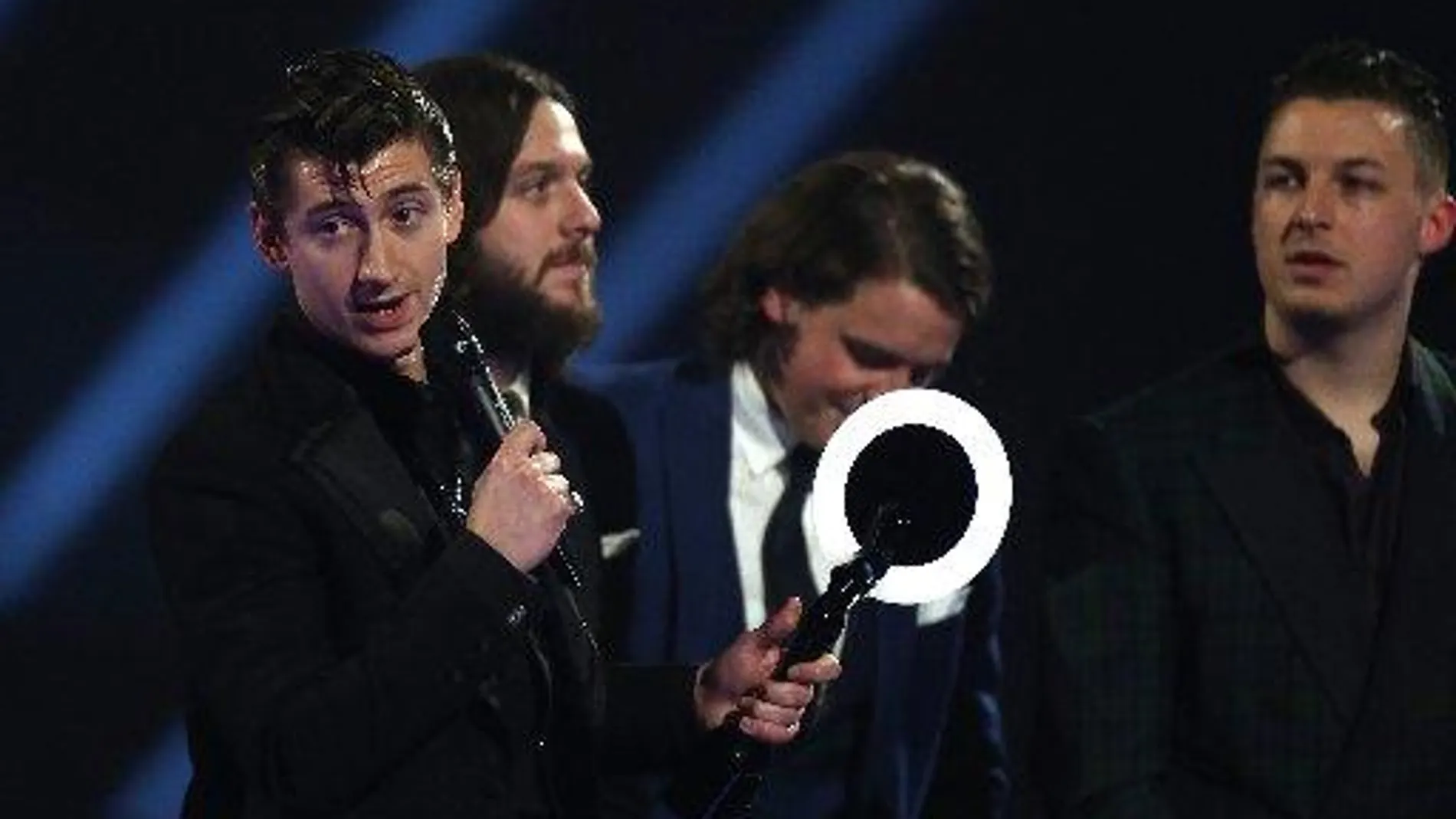 Arctic Monkeys recogiendo uno de los premios