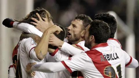 El delantero argentino del Rayo Vallecano Joaquín Óscar Larrivey (i) celebra con su compañero, el gol marcado ante el Osasuna.