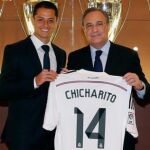 Javier Hernández 'Chicharito' con Florentino Pérez, presidente del Real Madrid