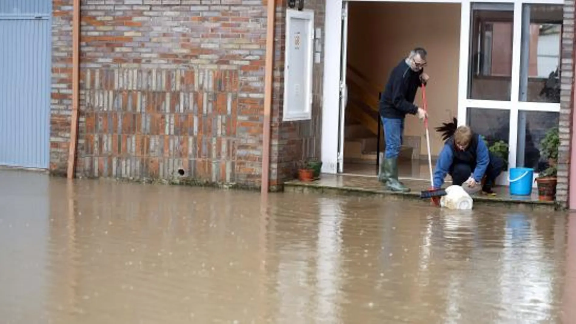 Vecinos de la localidad cántabra de Ampuero intentan que la lluvia no entre en su domicilio