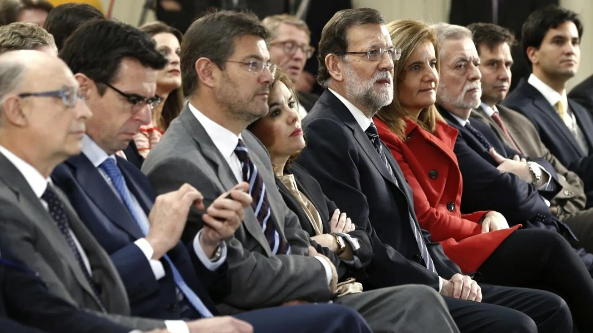 Rajoy, junto a Sáenz de Santamaría y Báñez, ayer en La Moncloa